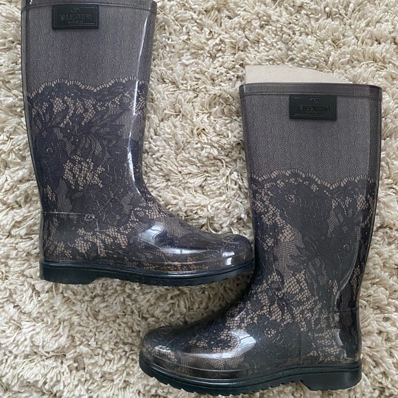 Valentino Garavani laced pattern rubber boots - Picture 4 of 11